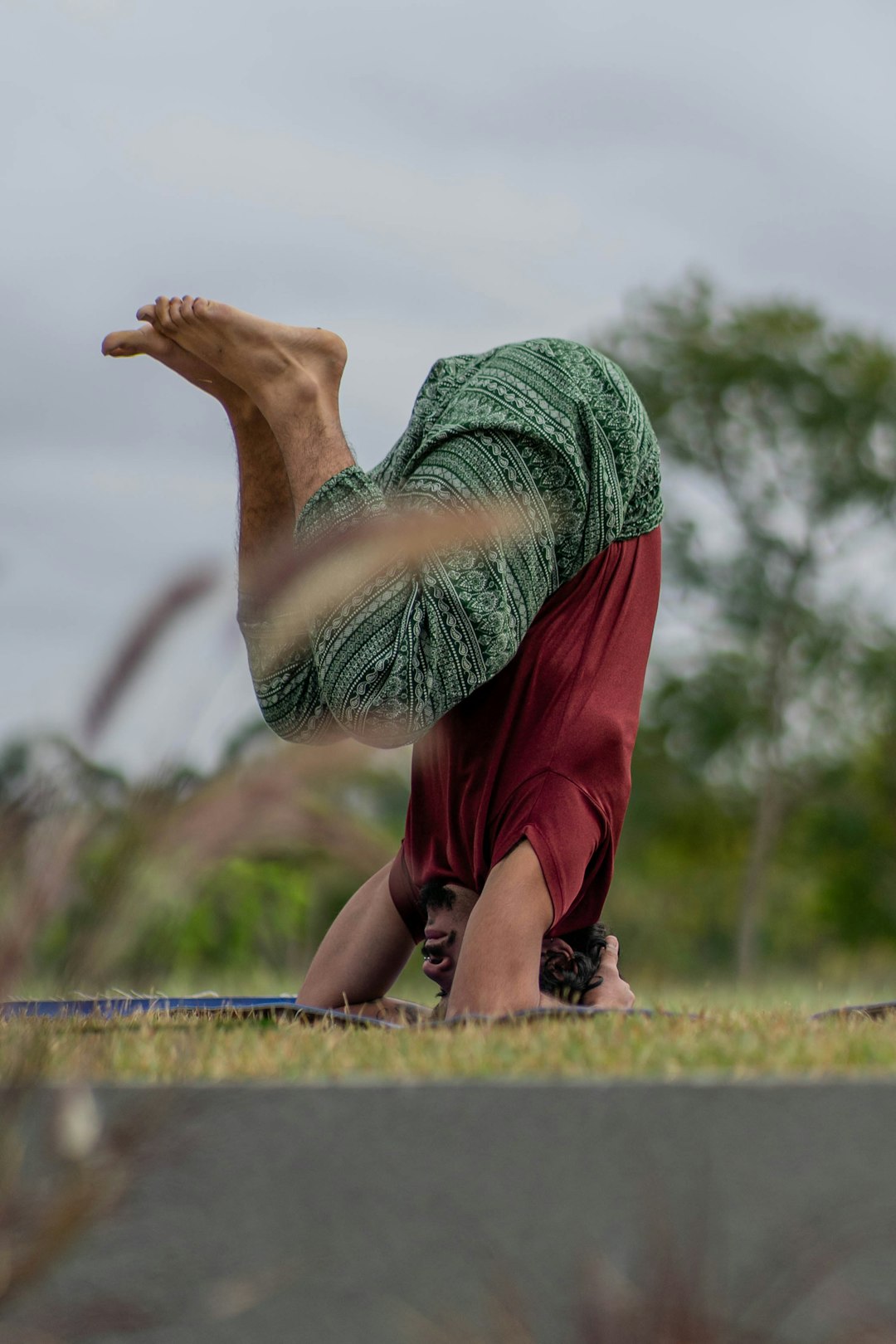 a-person-doing-a-handstand-wuljbpta1le